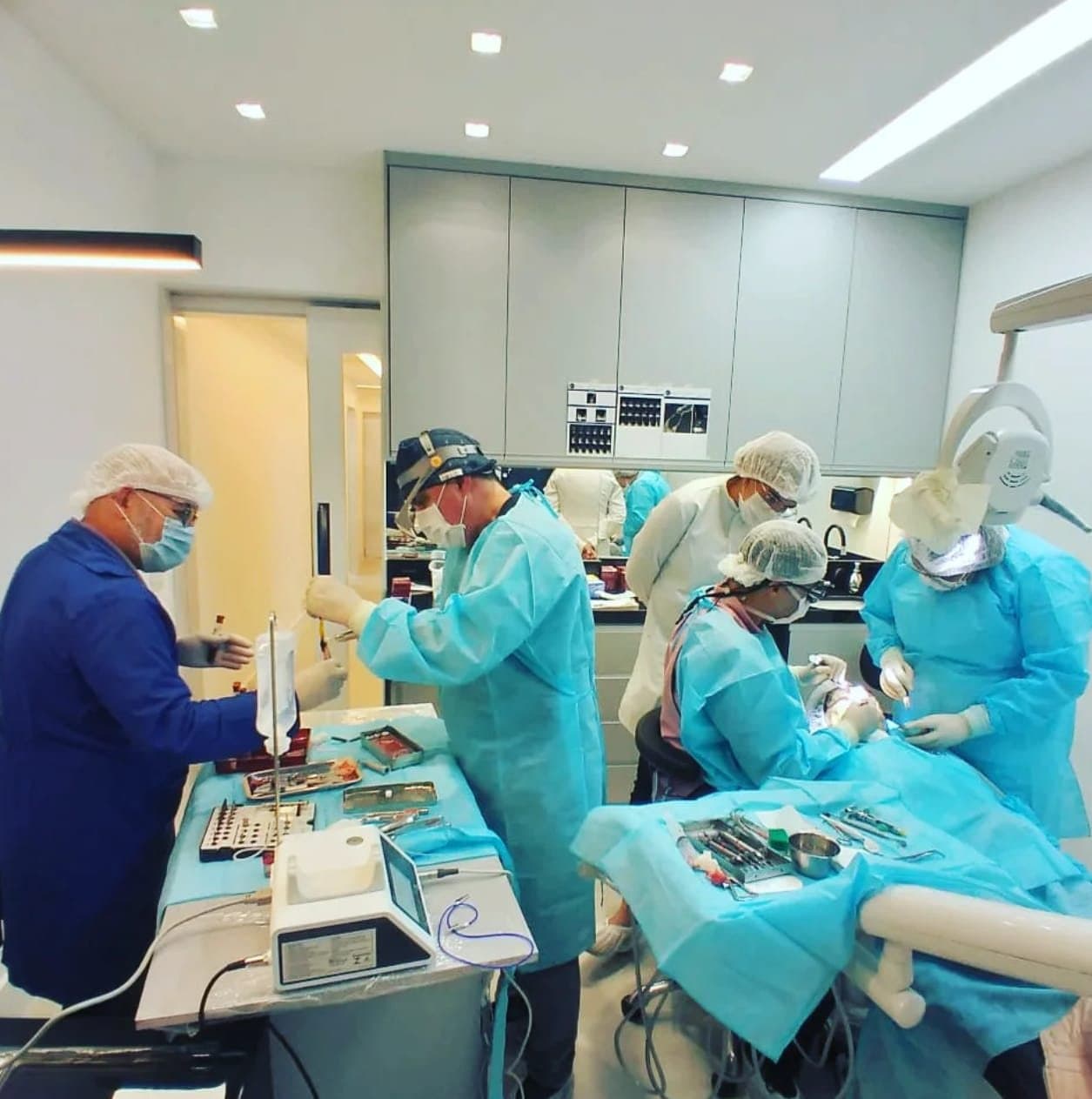 Equipe da Personal Odonto realizando procedimento cirúrgico